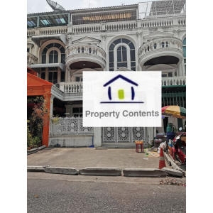 Townhouse 3 storey English decorated style with 3 bed, 4 bath, big living about 350 sq m. for rent in soi Yen arkat 10min drive to Lumphini park or Lumphini MRT Station