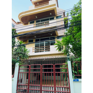 Single house at Sukhumvit soi 31 Yak 2 , near Emporium, Emquatier & Emsphere , near BTS Phromphong station, go through  Sukhumvit soi 39,49, Petchaburi  Road  No.166, 40 sqw., 350-380 sqm., 4 bedrooms 5 bathroom