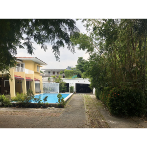 House 3 bedroom, 2.5 bathrooms unfurnished about 250 sq m. private swimming pool and a big garden for rent about 1.4 km. from Victory Monument BTS