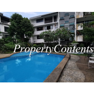 Old style low-rise 4 bedroom Apartment in Soi Yenarkat