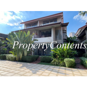 Newly renovated townhouse with 3 Beds plus study room, 4 baths about 350 sq m. big patio or balcony in a secure compound shared swimming pool  Phaholyothin Road about 1 k.m. from ARI BTS Station