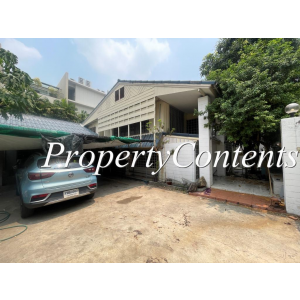 2-Storey old wood House with 3 beds about 200 sq m. in sub soi of Soi Suanplu