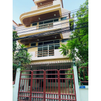 Single house at Sukhumvit soi 31 Yak 2 , near Emporium, Emquatier & Emsphere , near BTS Phromphong station, go through  Sukhumvit soi 39,49, Petchaburi  Road  No.166, 40 sqw., 350-380 sqm., 4 bedrooms 5 bathroom