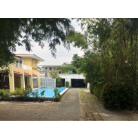 House 3 bedroom, 2.5 bathrooms unfurnished about 250 sq m. private swimming pool and a big garden for rent about 1.4 km. from Victory Monument BTS