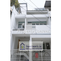 Townhouse 4.5 storey newly renovated about 250 sq m. with 3 bedrooms 4 bathrooms about 600m. from Thong Lo BTS