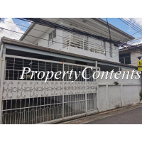 Single house or rent in Sukhumvit 49 about 160 sq m. with 3 bed 2 bathroom, no loose furniture just renovated used to be home office
