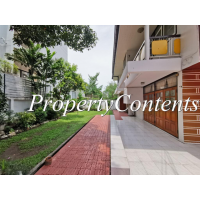 House 3 bedroom and study room on the Ground floor for rent with nice and big garden in Soi Thonglor