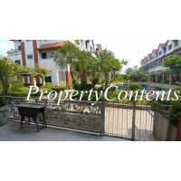 Townhouse 4  BEDS in secure compound share pool for rent in Sukhumvit 63 about10min walk Ekkamai BTS