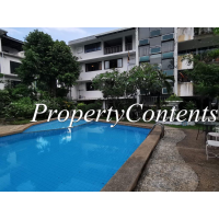 Old style low-rise 4 bedroom Apartment in Soi Yenarkat