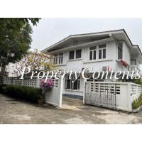 Semi-detached house with 2 bed+1 small bed or maid room on the ground floor about 150 sq m. partly furnished around Lumpini area