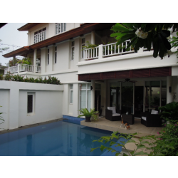 Semi-Detached House with private swimming pool for rent in Sukhumvit 31 with 4 bedroom, 4 bathroom